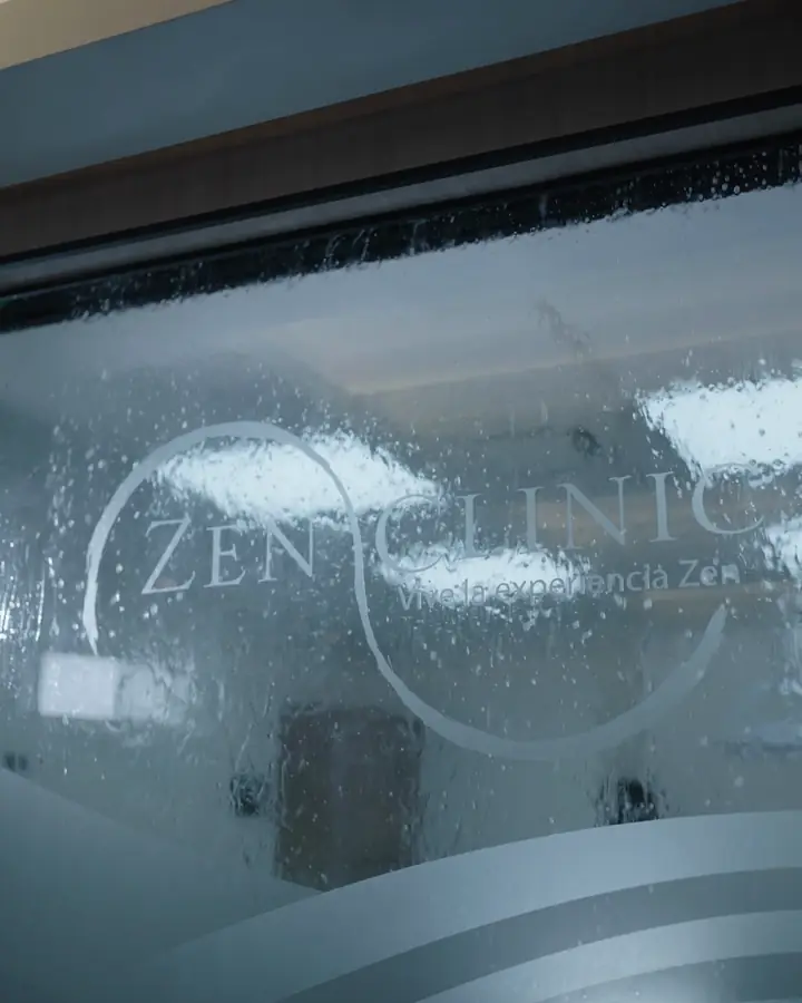 Recorrido por Zenclinic Dental: el logo en el cristal, la atención a pacientes y la recepción